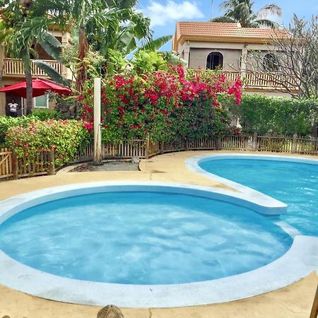 Spacious House In Flic En Flac With Shared Pool Exterior photo
