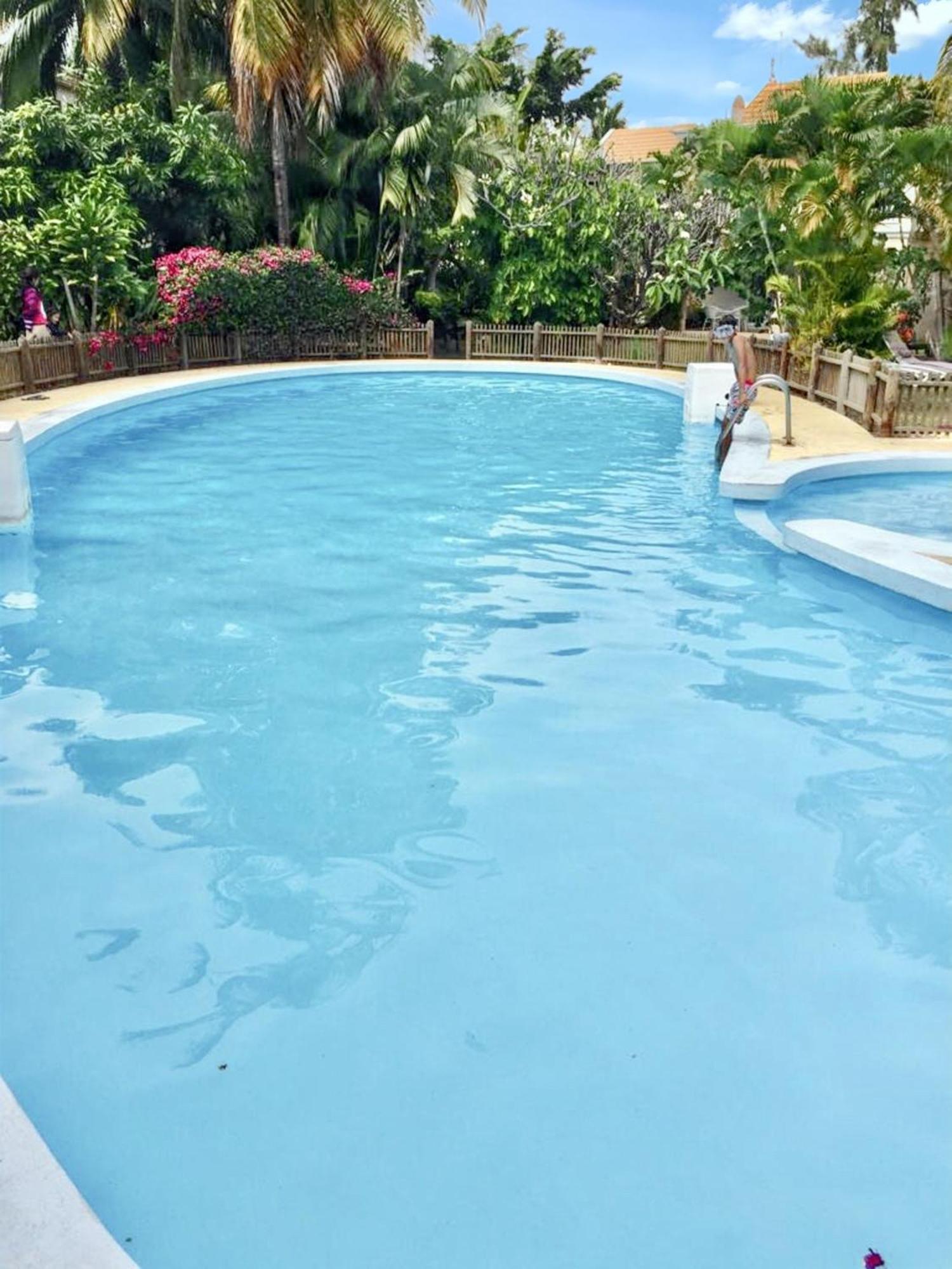 Spacious House In Flic En Flac With Shared Pool Exterior photo